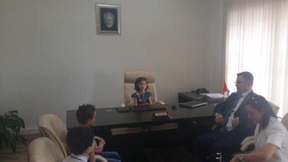 İlçe Milli Eğitim Müdürü Ekrem ULUS, 23 Nisan Ulusal Egemenlik ve Çocuk Bayramı kapsamında temsili olarak koltuğunu devretti.