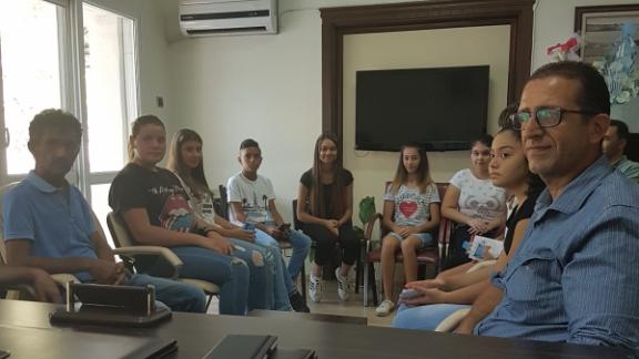 Can Rüştü Tüfekçioğlu Ortaokulu Öğretmen ve Öğrencileri İlçemiz Milli Eğitim Müdürümüz Ekrem ULUS´ u ziyaret ettiler.