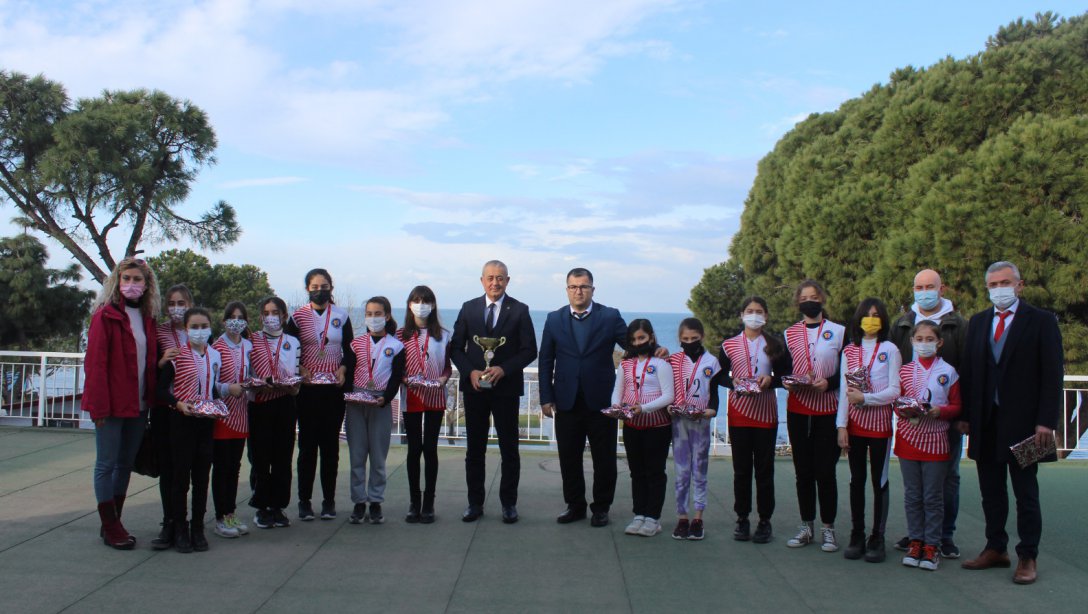    Şampiyon Kızlarımız Dikili Kaymakamı Sayın Alper Faruk GÜNGÖR' ü Ziyaret Etti